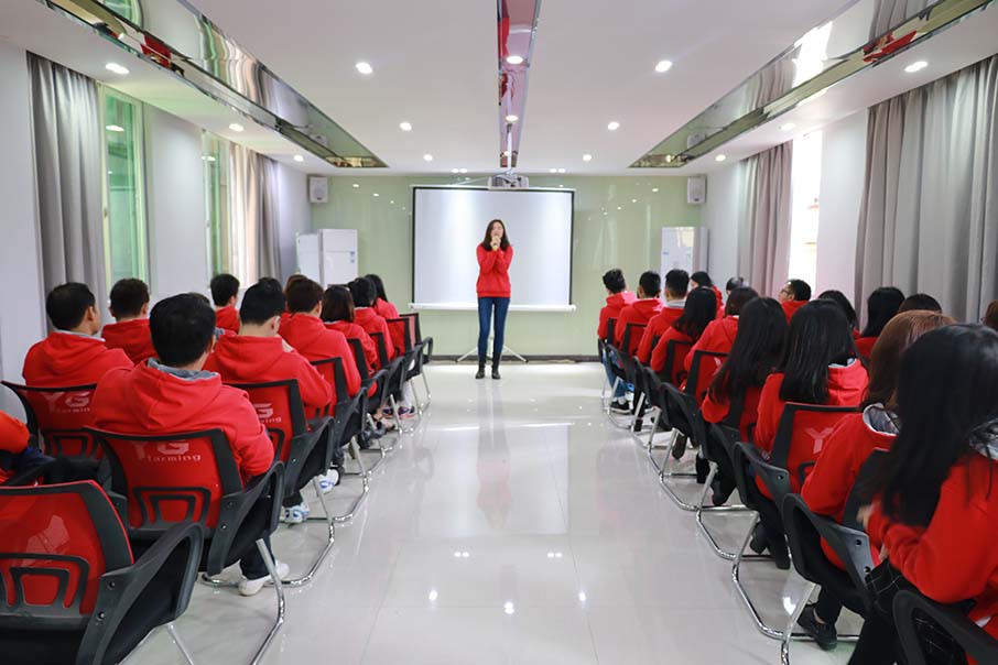 会议室进行2018年规划阐述 会议室进行2018年规划阐述