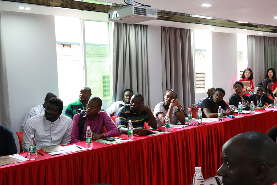 外国友人听外贸同事讲解产品 外国友人听外贸同事讲解产品