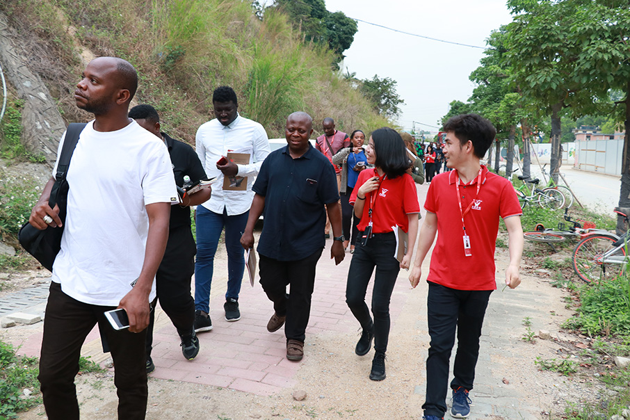 带领外国友人前往香港正牌资料大全仓库 带领外国友人前往香港正牌资料大全仓库