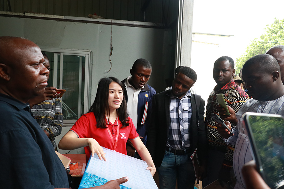 在仓库给客户讲解产品 在仓库给客户讲解产品